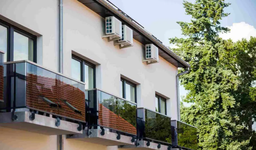 Hotel Vikt�ria S�rv�r - Kedvezm�nyes �r csal�dok r�sz�reak reggelis ell�t�ssal (1 �jt�l)