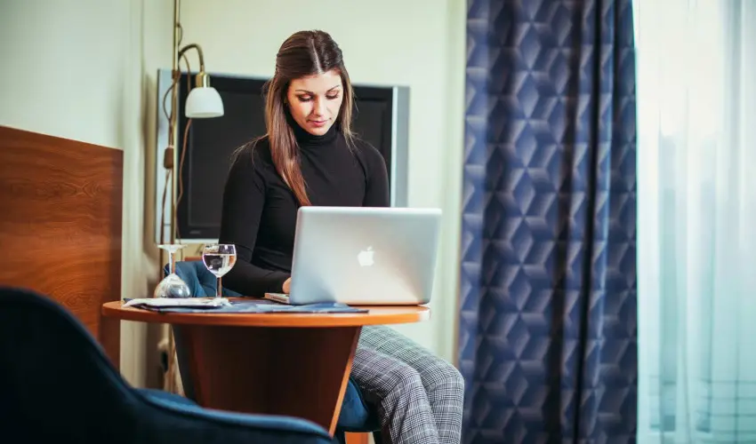 Hotel Vikt�ria S�rv�r - Kedvezm�nyes �r csal�dok r�sz�reak reggelis ell�t�ssal (1 �jt�l)