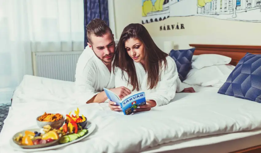 Hotel Vikt�ria S�rv�r - Kedvezm�nyes �r csal�dok r�sz�reak reggelis ell�t�ssal (1 �jt�l)