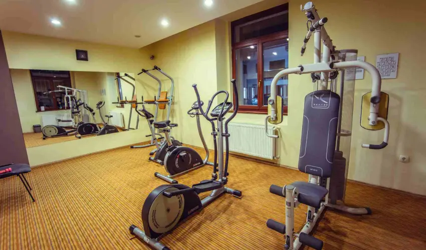 Hotel Vikt�ria S�rv�r - Kedvezm�nyes �r csal�dok r�sz�reak reggelis ell�t�ssal (1 �jt�l)