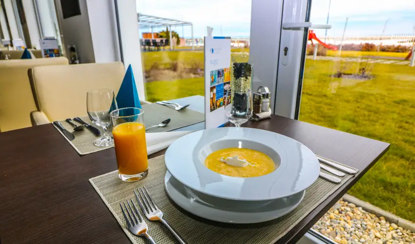 Hotel Yacht Wellness & Business Sifok - Kedvezmnyes r csaldok rszre flpanzival (1 jtl)