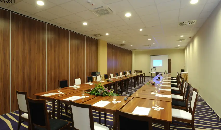 Hunguest Szeged (kor�bbi Forr�s) Szeged - Egy �jszak�s aj�nlat f�rd�bel�p�vel