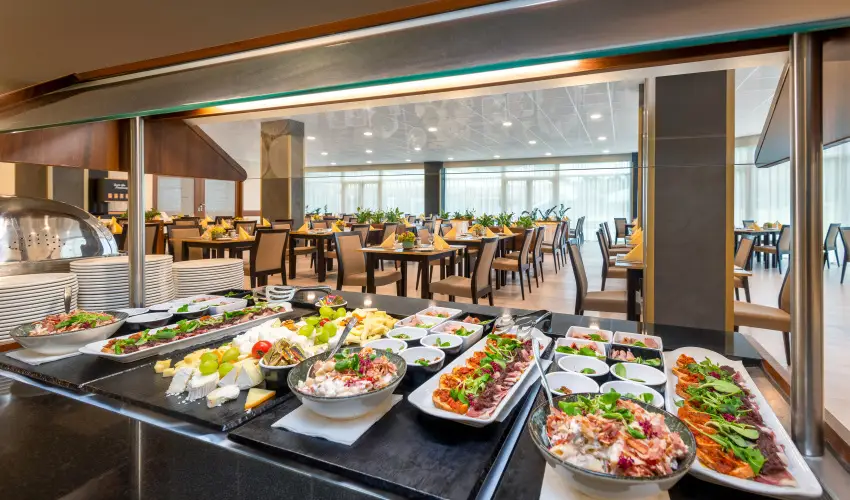 Hunguest Szeged (kor�bbi Forr�s) Szeged - Egy �jszak�s aj�nlat f�rd�bel�p�vel