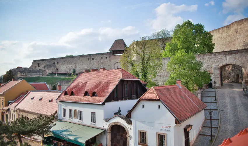 Imola Udvarh�z Eger - Kedvezm�nyes �r csal�dok r�sz�reak reggelis ell�t�ssal (1 �jt�l)