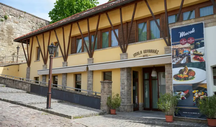 Imola Udvarh�z Eger - Kedvezm�nyes �r csal�dok r�sz�reak reggelis ell�t�ssal (1 �jt�l)