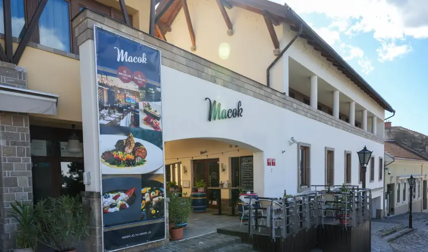 Imola Udvarh�z Eger - Kedvezm�nyes �r csal�dok r�sz�reak reggelis ell�t�ssal (1 �jt�l)