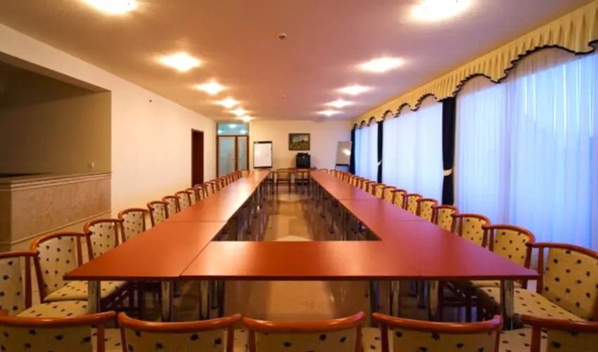 Hotel Imperial Gy�gysz�ll� Kisk�r�s - Kedvezm�nyes �r csal�dok r�sz�reak reggelis ell�t�ssal (1 �jt�l)