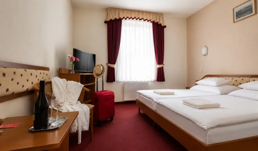 Hotel Imperial Gy�gysz�ll� Kisk�r�s - Kedvezm�nyes �r csal�dok r�sz�reak reggelis ell�t�ssal (1 �jt�l)