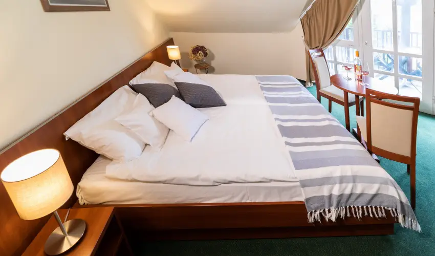 Zsanett Hotel Balatonkeresztr - Pnksd 