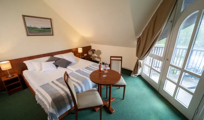 Zsanett Hotel Balatonkeresztr - Pnksd 