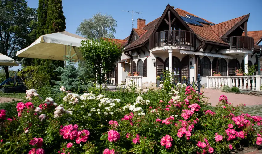 Zsanett Hotel Balatonkeresztr - Pnksd 