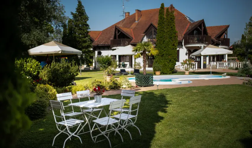 Zsanett Hotel Balatonkeresztr - Pnksd 