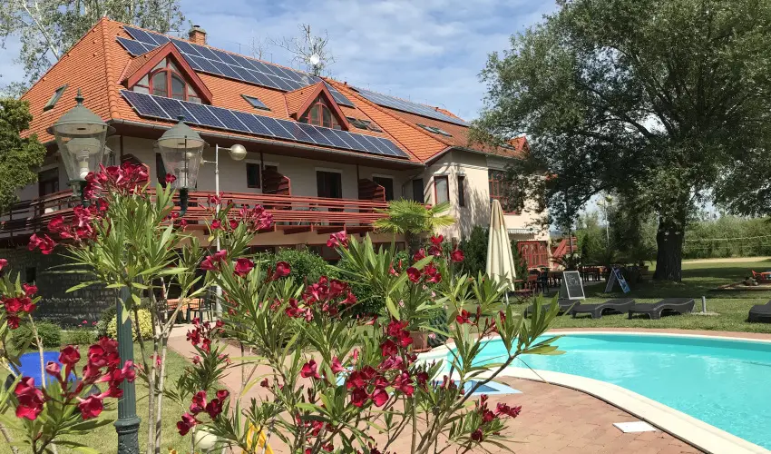 Zsanett Hotel Balatonkeresztr - Pnksd 