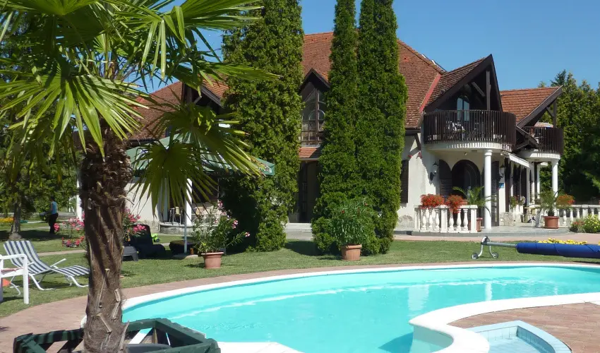 Zsanett Hotel Balatonkeresztr - Pnksd 