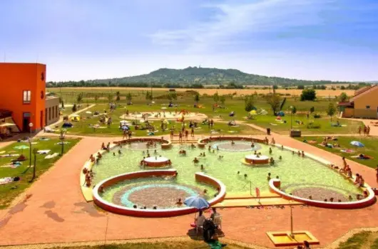 Vulk�n Wellness Hotel �s Kemping - Pihen�s a Vulk�n F�rd� Resort mobilh�zaiban - f�lpanzi�val, f�rd�haszn�lattal (min. 3 �j)