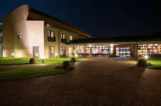 Vulk�n Wellness Hotel �s Kemping - Pihen�s a Vulk�n F�rd� Resort mobilh�zaiban - f�lpanzi�val, f�rd�haszn�lattal