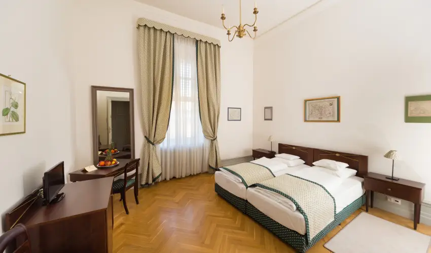 Krolyi Kastly Hotel & Restaurant  Fehrvrcsurg - Napi szobar flpanzival (1 jtl)