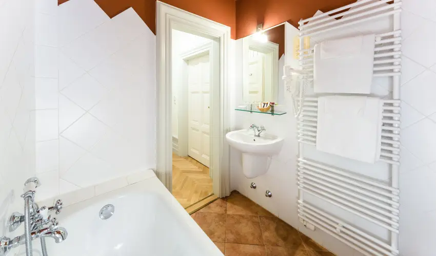 Krolyi Kastly Hotel & Restaurant  Fehrvrcsurg - Napi szobar flpanzival (1 jtl)