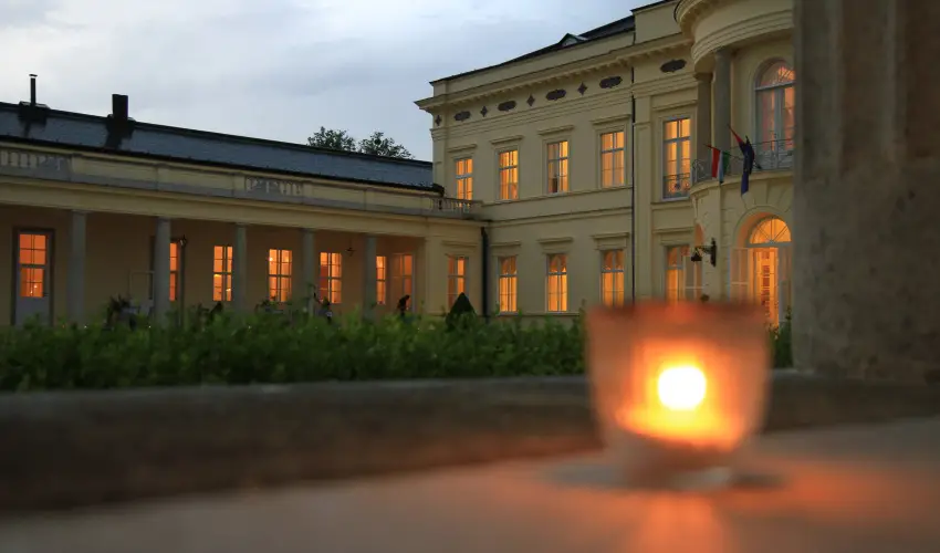 Krolyi Kastly Hotel & Restaurant  Fehrvrcsurg - Napi szobar flpanzival (1 jtl)