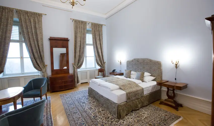 Krolyi Kastly Hotel & Restaurant  Fehrvrcsurg - Napi szobar flpanzival (1 jtl)