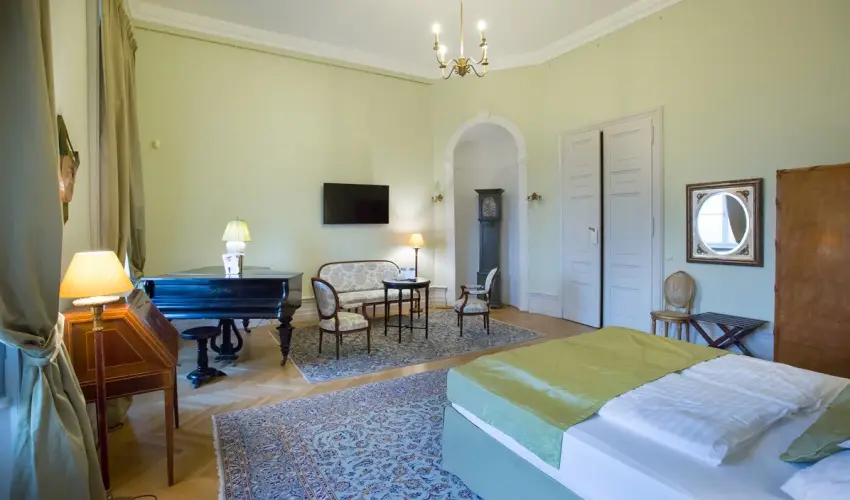 Krolyi Kastly Hotel & Restaurant  Fehrvrcsurg - Napi szobar flpanzival (1 jtl)