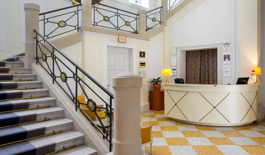 Krolyi Kastly Hotel & Restaurant  Fehrvrcsurg - Napi szobar flpanzival (1 jtl)