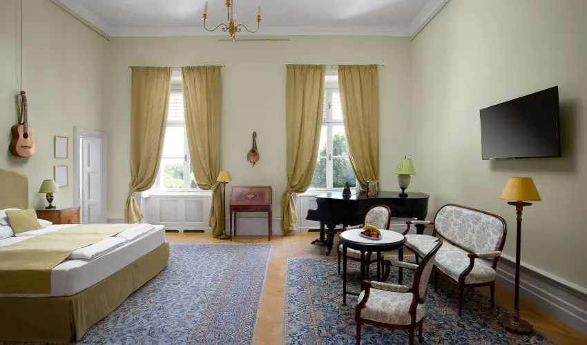 Krolyi Kastly Hotel & Restaurant  Fehrvrcsurg - Napi szobar flpanzival (1 jtl)