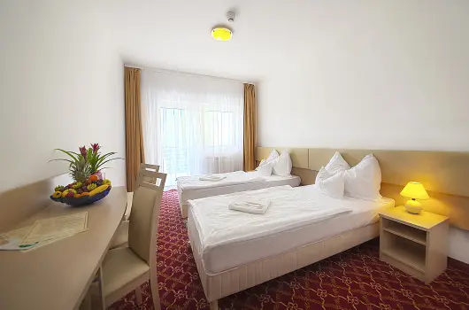 K�t Korona Konferencia & Wellness Hotel - Kedvezm�nyes �r csal�dok r�sz�reak f�lpanzi�s ell�t�ssal (1 �jt�l)