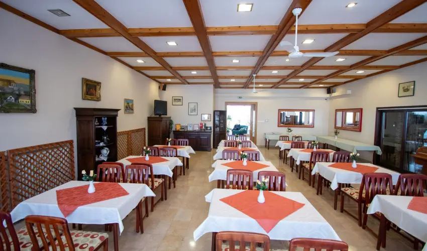 Komfort Hotel Platn Harkny - Kedvezmnyes r csaldok rszreak flpanzis elltssal (1 jtl)