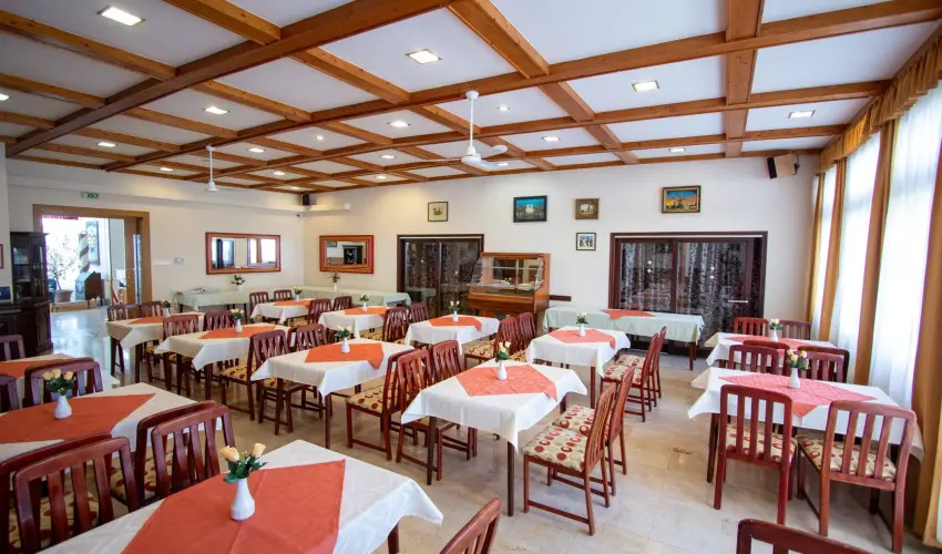 Komfort Hotel Platn Harkny - Kedvezmnyes r csaldok rszreak flpanzis elltssal (1 jtl)