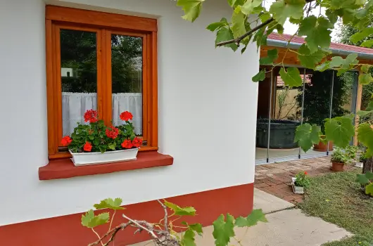 K�r�s Vend�gh�z - Kedvezm�nyes �r csal�dok r�sz�reak (1 �jt�l)