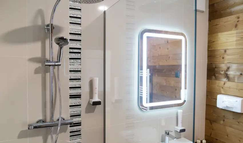 Krist�ly Hotel Konferencia & Wellness Ajka - Kedvezm�nyes �r csal�dok r�sz�reak reggelis ell�t�ssal (1 �jt�l)