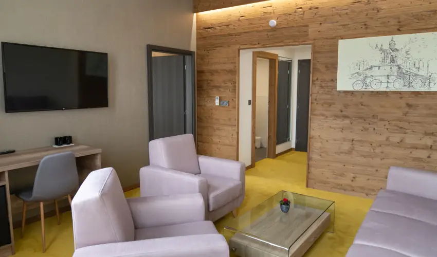 Krist�ly Hotel Konferencia & Wellness Ajka - Kedvezm�nyes �r csal�dok r�sz�reak reggelis ell�t�ssal (1 �jt�l)