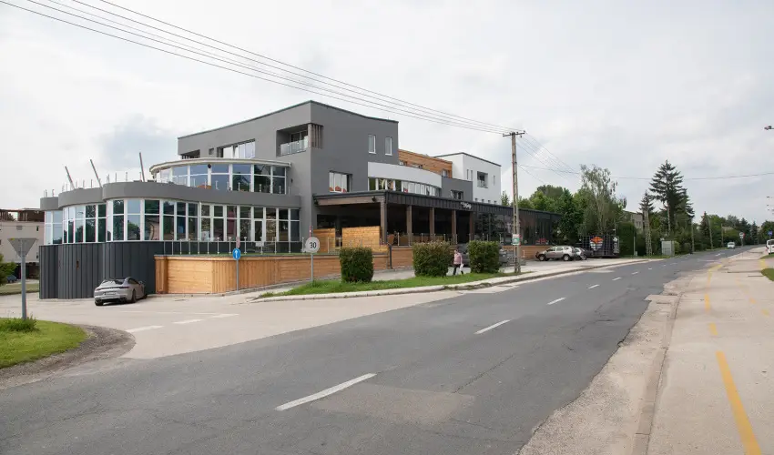 Krist�ly Hotel Konferencia & Wellness Ajka - Kedvezm�nyes �r csal�dok r�sz�reak reggelis ell�t�ssal (1 �jt�l)