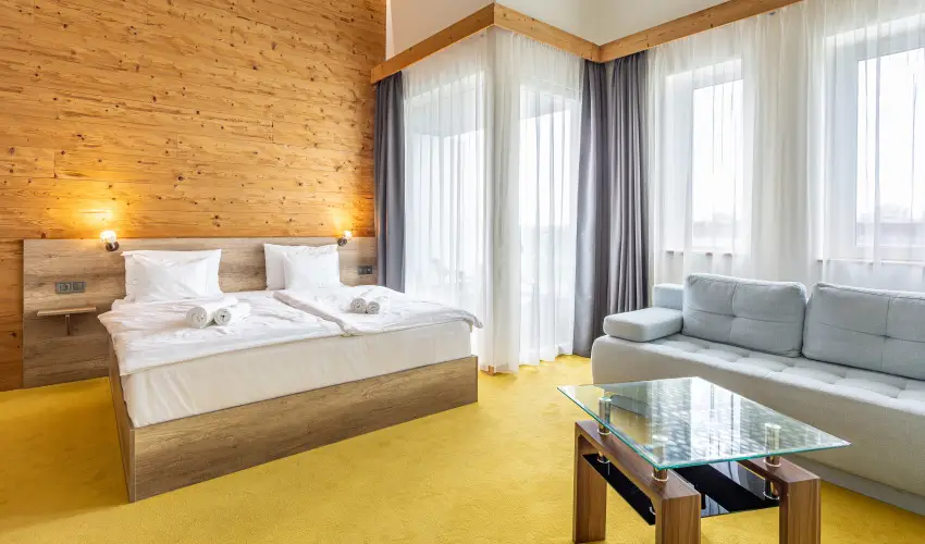 Krist�ly Hotel Konferencia & Wellness Ajka - Ajkai kalandoz�sok Superior szob�ban, 3 f�nek, eg�sz napos Sobri Kalandpark bel�p�kkel!  (min. 2 �j)