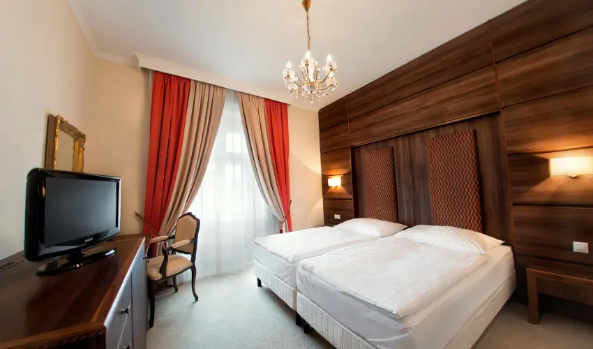 Krist�ly Imperial Hotel Tata - Egy �jszak�s kaland (1 �jszaka)