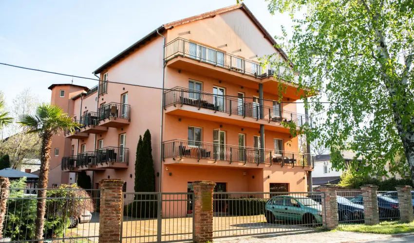 La Riva Hotel Si�fok - Kedvezm�nyes �r csal�dok r�sz�reak f�lpanzi�s ell�t�ssal (1 �jt�l)