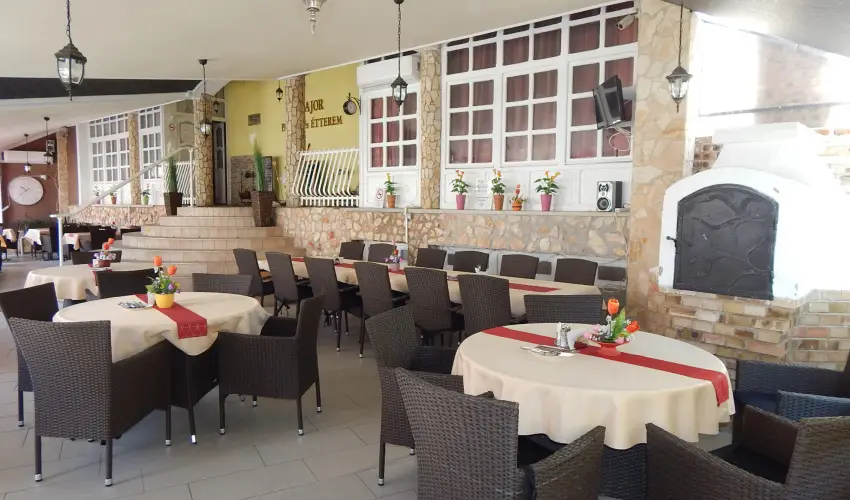 Major Panzi & tterem Hajdszoboszl - Kedvezmnyes r csaldok rszreak reggelis elltssal (1 jtl)