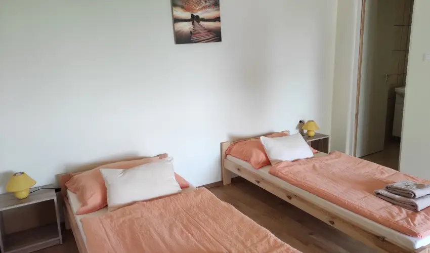 Montana Vend�gh�z Balatonederics - Kedvezm�nyes �r csal�dok r�sz�reak (1 �jt�l)