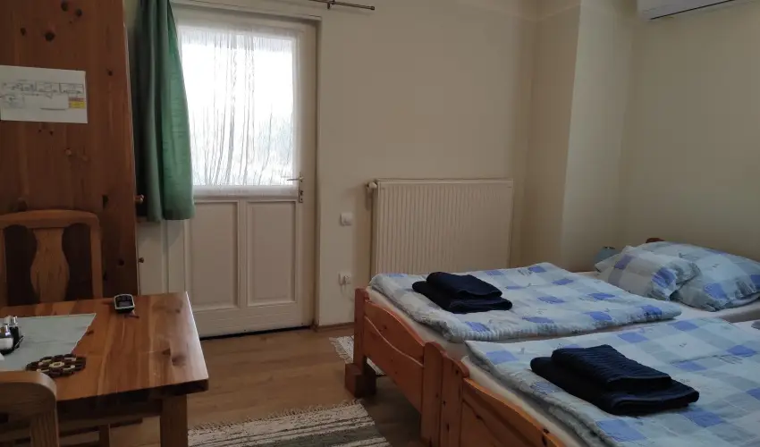 Montana Vend�gh�z Balatonederics - Kedvezm�nyes �r csal�dok r�sz�reak (1 �jt�l)