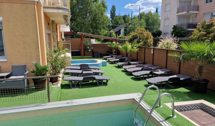 Napsug�r Apartmanh�z Si�fok - Kedvezm�nyes �r csal�dok r�sz�reak (1 �jt�l)