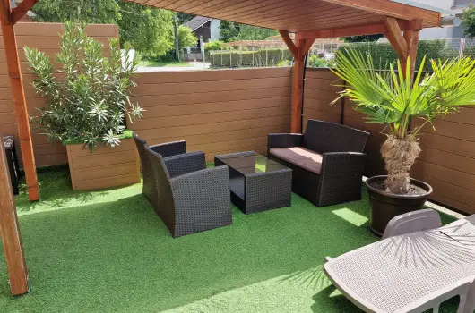 Napsug�r Apartmanh�z - Kedvezm�nyes �r csal�dok r�sz�reak (1 �jt�l)