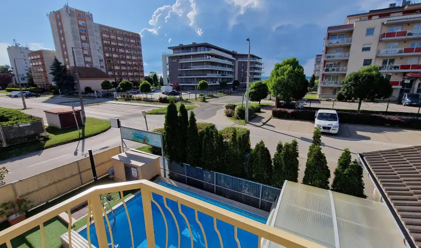 Napsug�r Apartmanh�z Si�fok - Kedvezm�nyes �r csal�dok r�sz�reak (1 �jt�l)