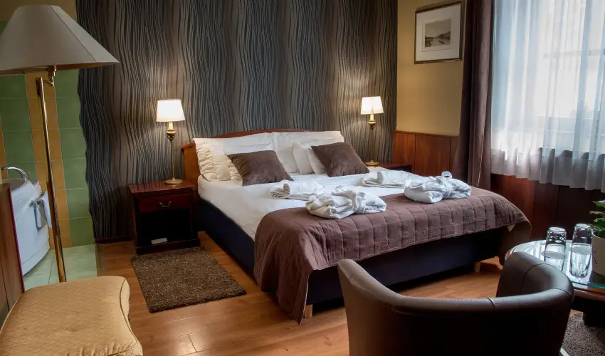 Nyerges Hotel Term�l Monor - Kedvezm�nyes �r csal�dok r�sz�re reggelivel (1 �jt�l)