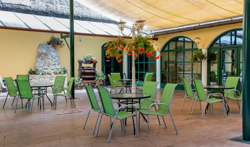 Nyerges Hotel Term�l Monor - Kedvezm�nyes �r csal�dok r�sz�re reggelivel (1 �jt�l)