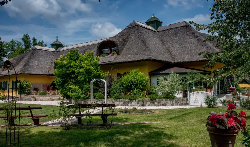 Nyerges Hotel Term�l Monor - Kedvezm�nyes �r csal�dok r�sz�re reggelivel (1 �jt�l)