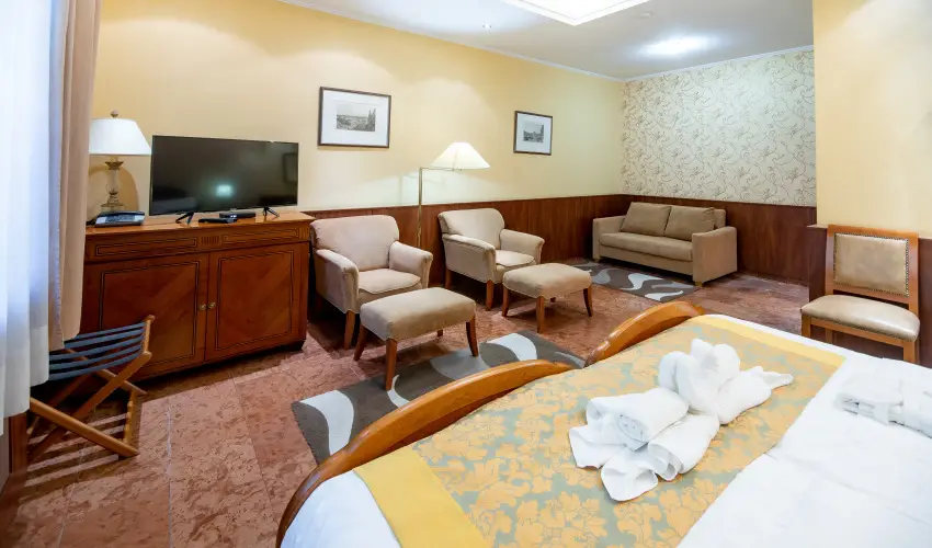 Nyerges Hotel Term�l Monor - Kedvezm�nyes �r csal�dok r�sz�re reggelivel (1 �jt�l)