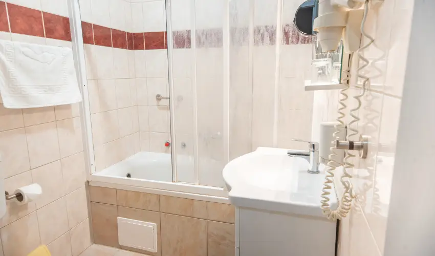 Nyerges Hotel Term�l Monor - Kedvezm�nyes �r csal�dok r�sz�re reggelivel (1 �jt�l)