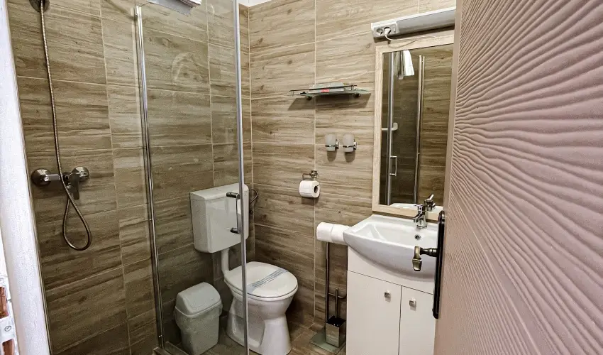 �reg-t� Hotel Tata - Kedvezm�nyes �r csal�dok r�sz�reak reggelis ell�t�ssal (1 �jt�l)