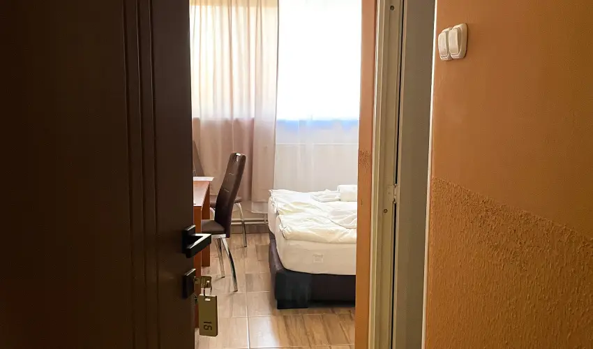 �reg-t� Hotel Tata - Kedvezm�nyes �r csal�dok r�sz�reak reggelis ell�t�ssal (1 �jt�l)